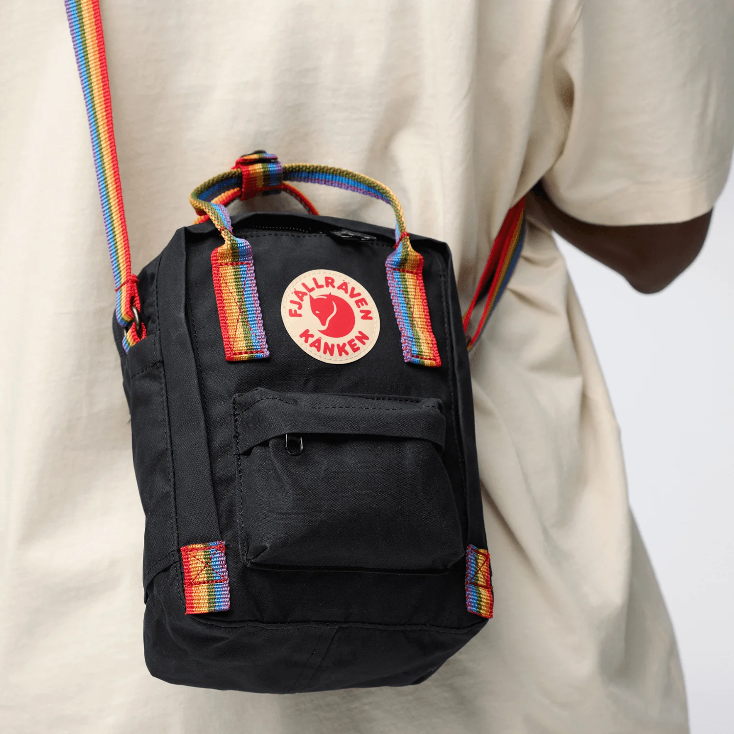 Bolsa Kanken Rainbow Sling - Black Rainbow Pattern (F23623)